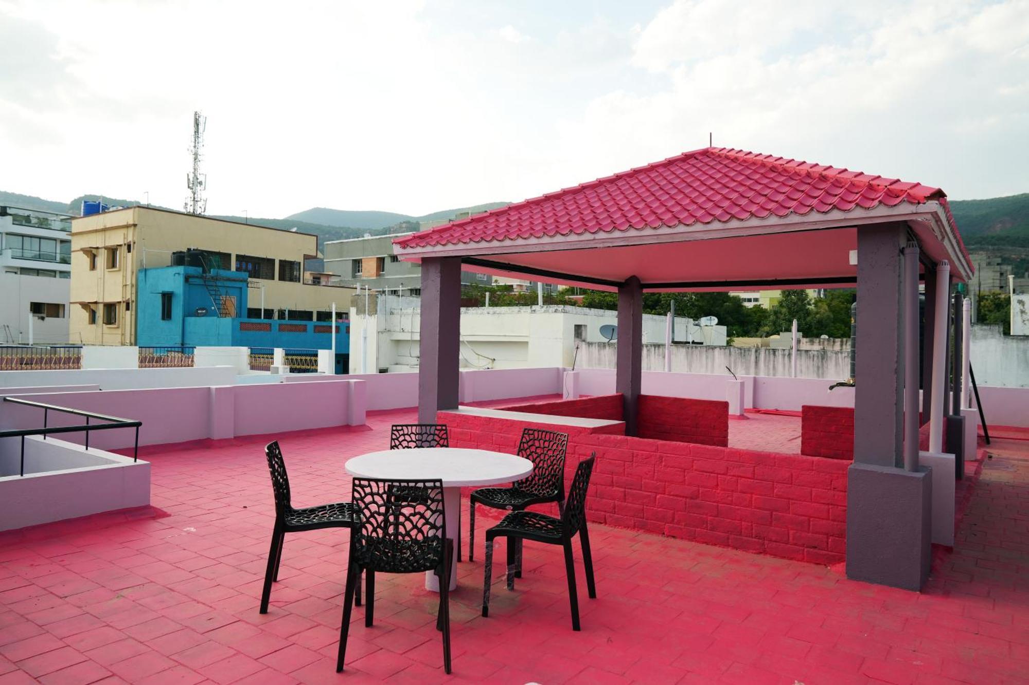Hill View Paradise - A Luxurious 2bhk's & Private Near Alipiri Apartment