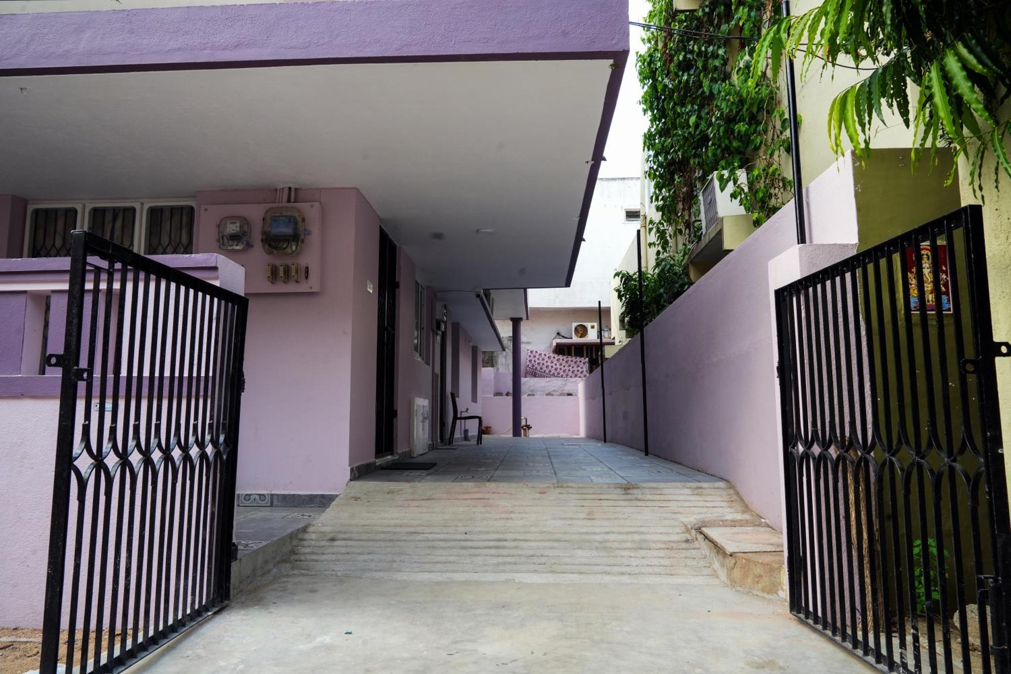 Hill View Paradise - A Luxurious 2bhk's & Private Near Alipiri Apartment